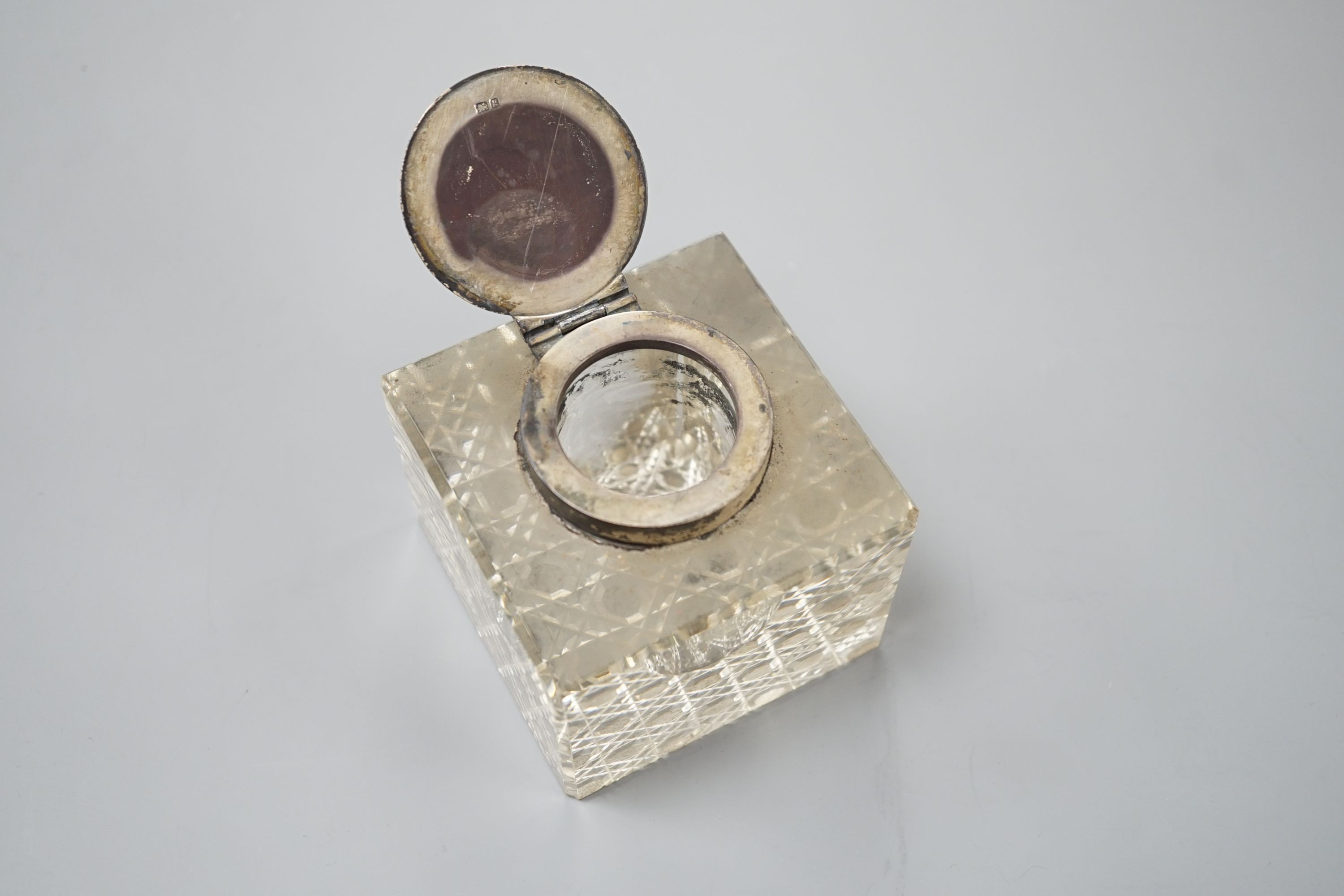 An Edwardian silver topped square glass inkwell, John Grinsell & Sons, Birmingham, 1906, width, 74mm.